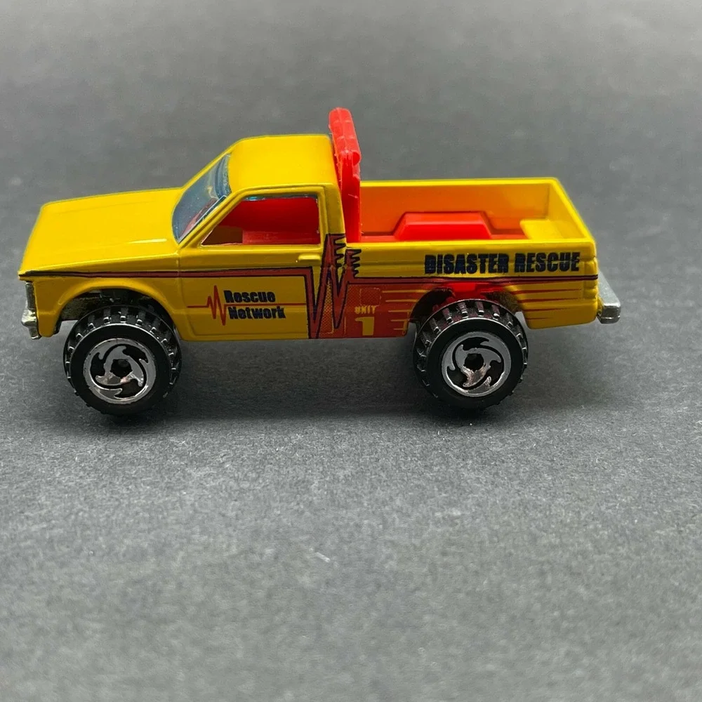 Hot Wheels Disaster Rescue Network Chevrolet Pickup‎ Truck Yellow Diecast 1/64